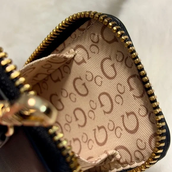 Guess - Picture 7 of 8